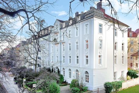 Attraktive 2-Zimmer-Dachgeschosswohnung mit sonniger Südwest-Terrasse in Jugendstilhaus