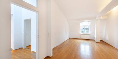 Attraktive 3-Zimmer-Dachgeschosswohnung mit außergewöhnlichen Raumhöhen in grüner Lage