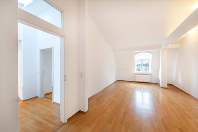 Attraktive 3-Zimmer-Dachgeschosswohnung mit außergewöhnlichen Raumhöhen in grüner Lage