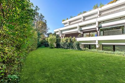 Attractive 3-room garden apartment on 190 m² directly at the Schwabinger Bach and the English Garden