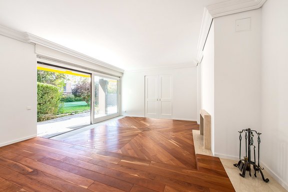 Bedroom with terrace access