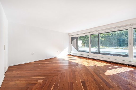 Bedroom with loggia and bathroom en suite