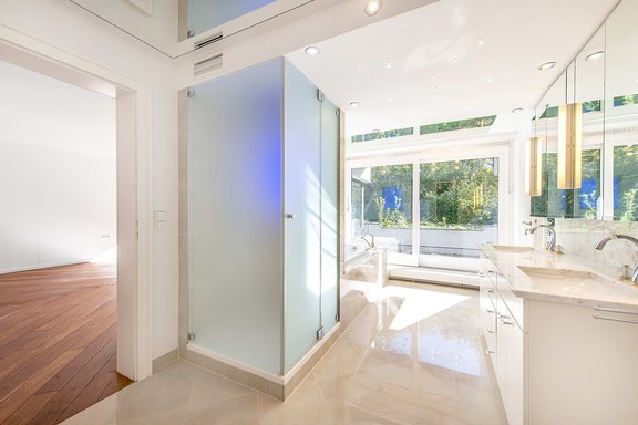 Bathroom with balcony access