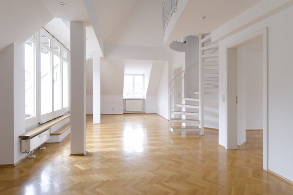 Helles Wohnzimmer mit Terrassenzugang