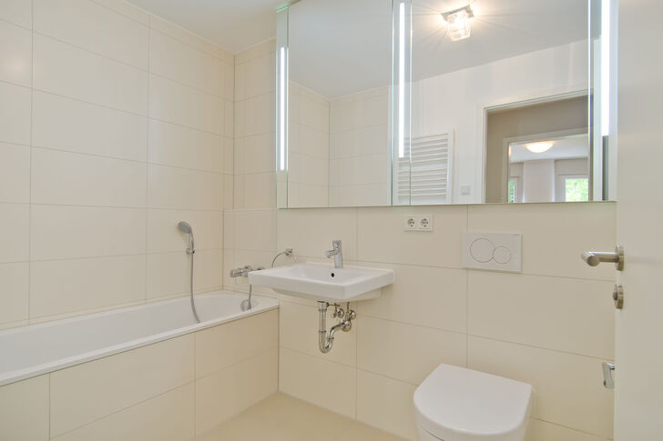 Großes Bad mit Spiegelschrank