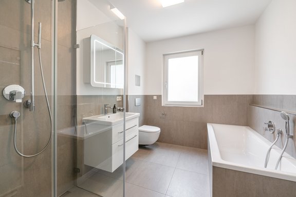 Hochwertig ausgestattetes Bad