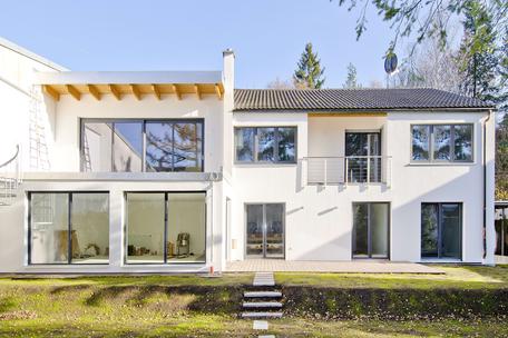 Attractive 4-room garden apartment in quiet location for first-time occupancy