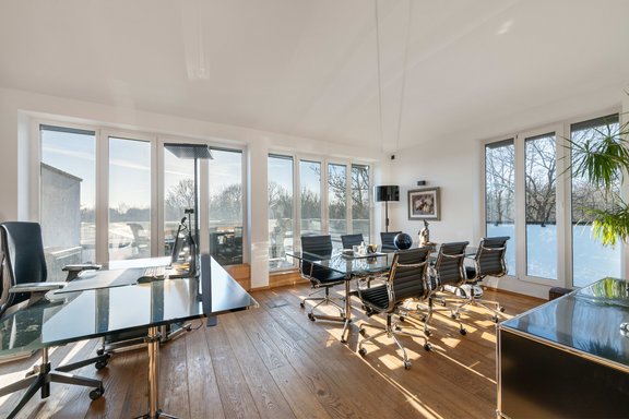 Großzügiger Besprechungsraum