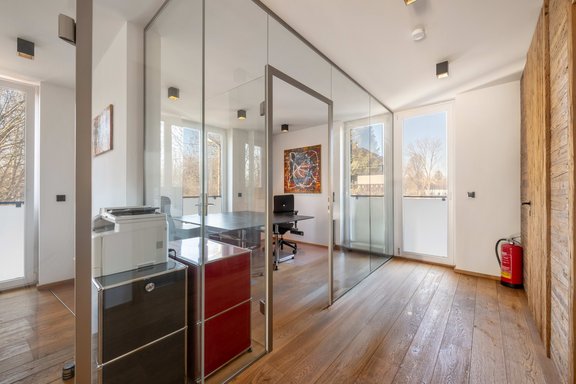 Helle Büroräume im OG