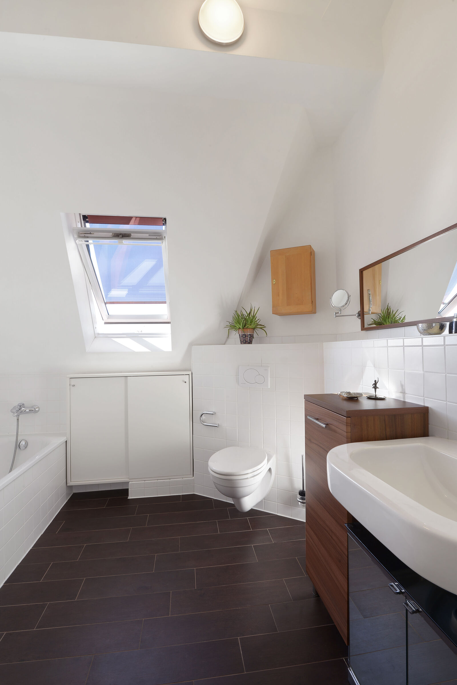 Bad mit Wanne und Dusche