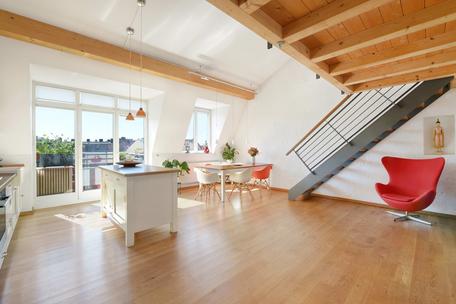 Attraktive Dachgeschoss-Wohnung mit Galerie und Balkon