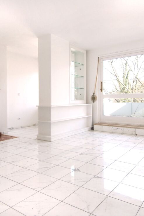Wohnzimmer mit offenem Kamin