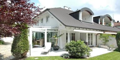 Attraktive Doppelhaushälfte im Villenstil mit Kamin und Wintergarten