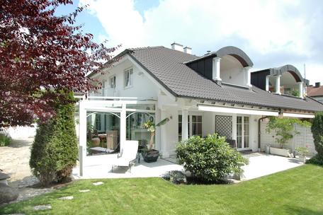 Attraktive Doppelhaushälfte im Villenstil mit Kamin und Wintergarten