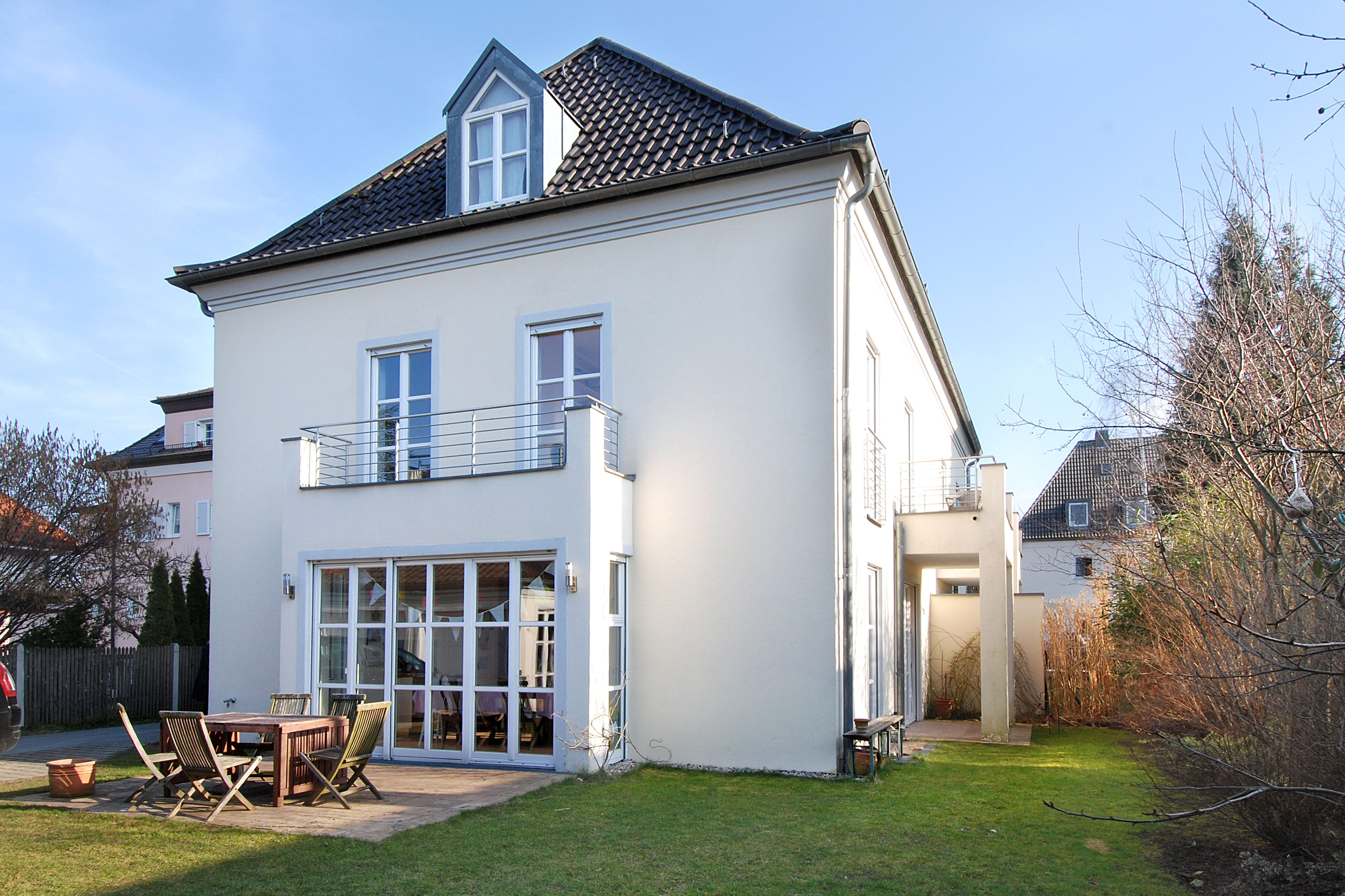Attraktive Doppelhaushälfte im Villenstil mit moderner Ausstattung und