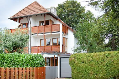 Attraktive Doppelhaushälfte mit hellem Ambiente und schönem Südgarten in ruhiger, grüner Lage