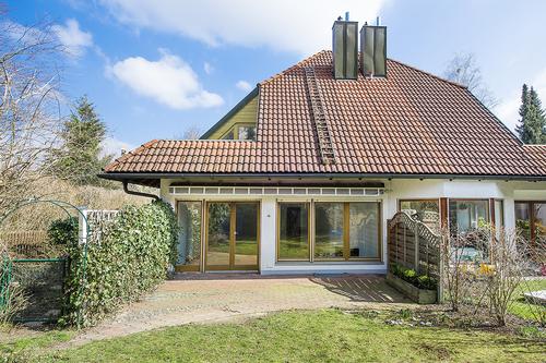 Attraktive Doppelhaushälfte mit offenem Kamin und eingewachsenem Südwest-Garten