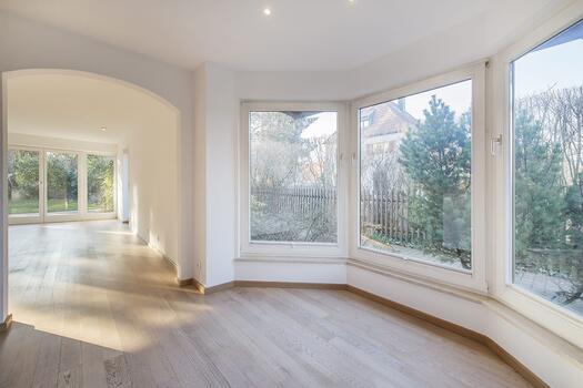 Light bay window as dining area