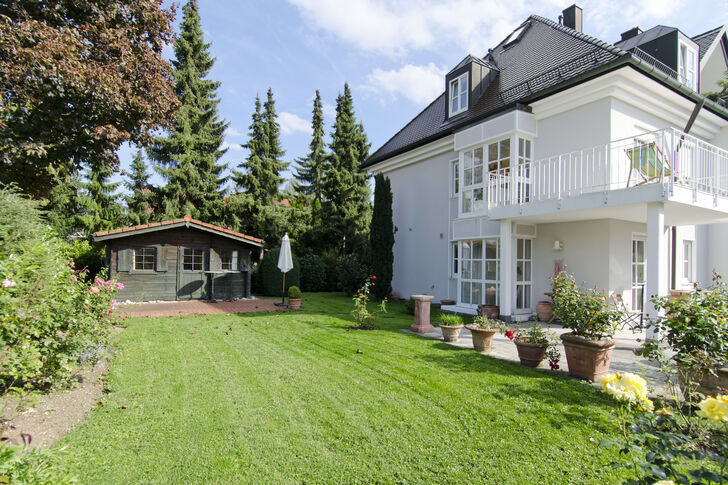 Großer sonniger Garten