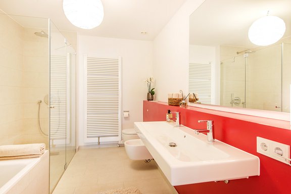 Badezimmer mit Wanne und Dusche