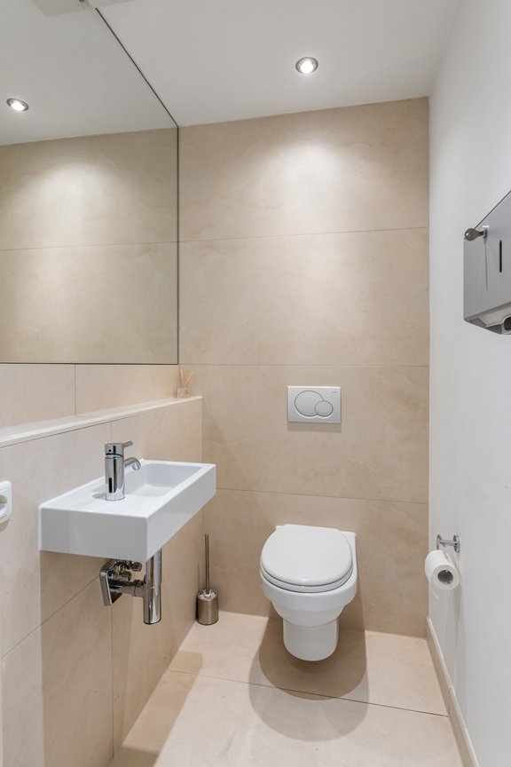 WC mit hellem Feinstein