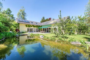 Attraktive, großzügige Familienvilla mit 8 Zimmern, sonnigem Wohlfühlambiente und Traumgarten