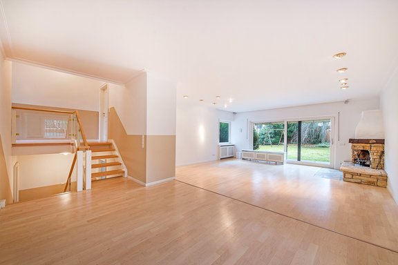 Großzügiger Wohn- und Essbereich mit offenem Kamin