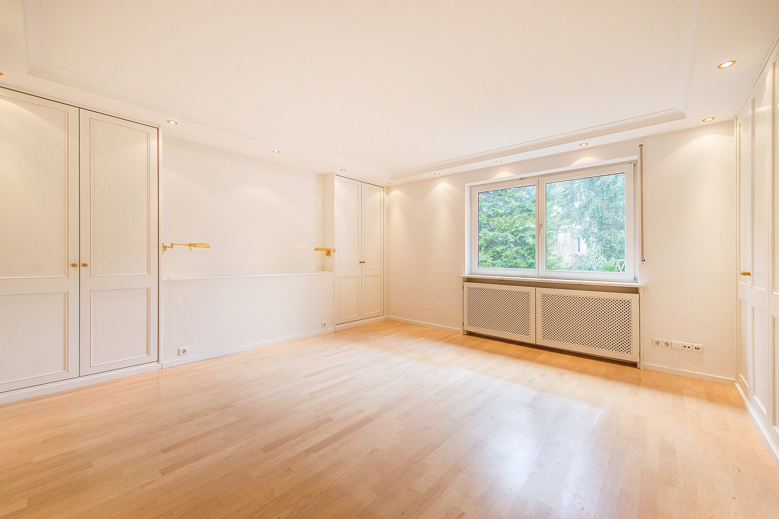 Schlafzimmer mit praktischen Einbauschränken