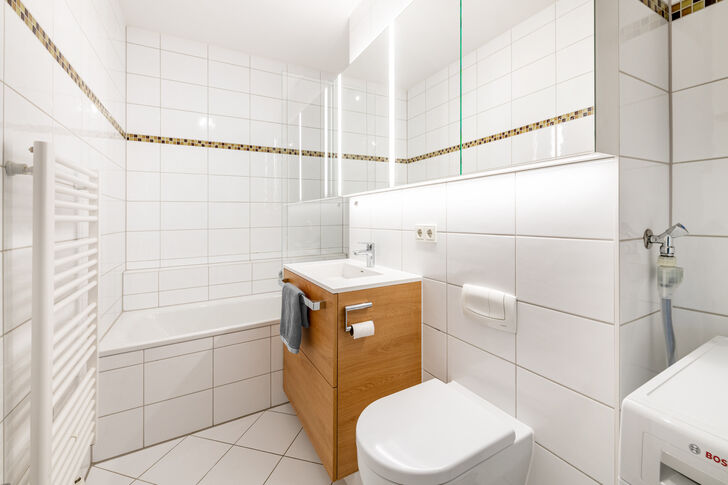 Geräumiges Bad mit Wanne