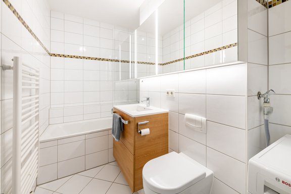 Geräumiges Bad mit Wanne