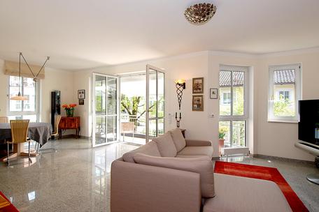 Attractive bright 3-room apartment with exclusive furnishings and beautiful south-facing balcony