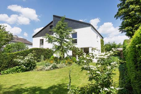 Attraktive, helle Doppelhaushälfte mit zauberhaftem Südgarten in idyllischer, grüner Lage