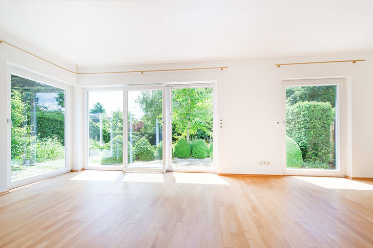 Wohnzimmer mit Übereckfenster