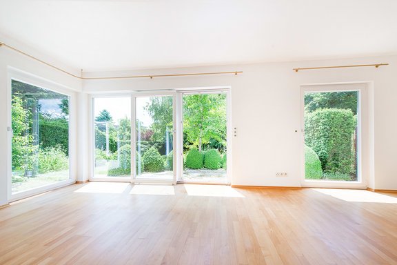 Wohnzimmer mit Übereckfenster