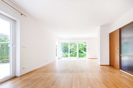 Lichterfülltes Wohnzimmer