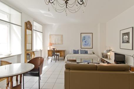 Attraktive helle Zwei-Zimmer-Stadtwohnung in begehrter Toplage nahe Maximilianstrasse