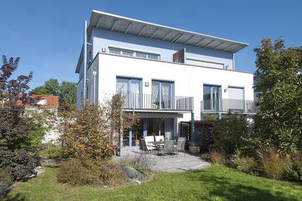 Attraktive moderne Doppelhaushälfte mit offenem Kamin und besonders schön gestaltetem Südwestgarten