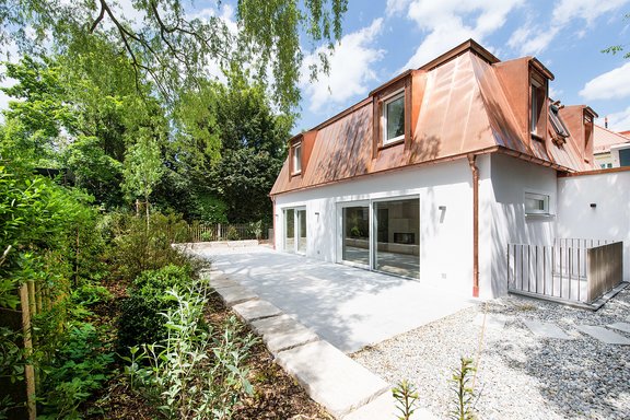 Hausansicht mit Sonnenterrasse