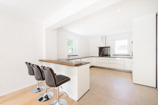 Modern fitted kitchen with dining bar