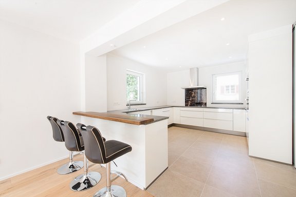 Moderne Einbauküche mit Essbar