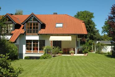 Attraktive und sehr gepflegte Doppelhaushälfte mit schönem parkartigem Südgarten