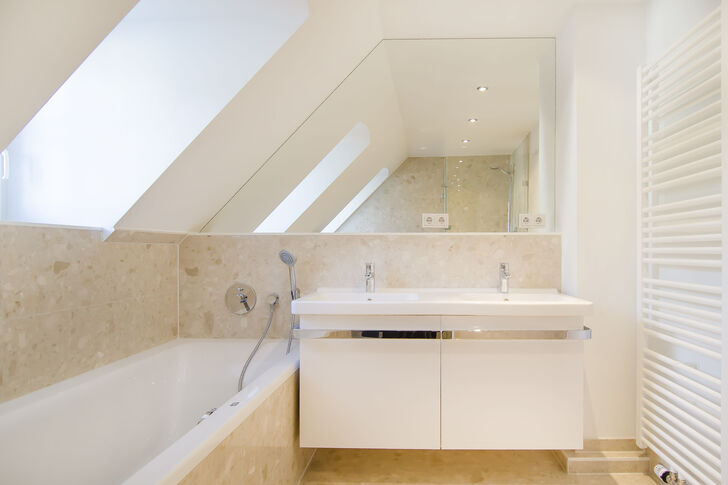 Helles Badezimmer