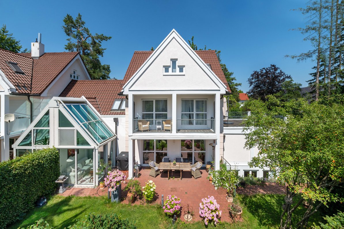 Semi-detached house with single-family character