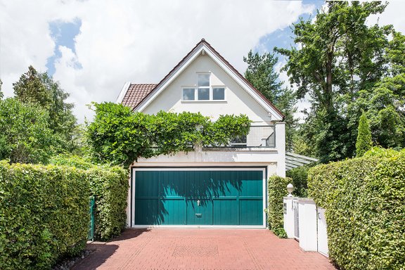 Ansicht von der Straße mit Terrasse