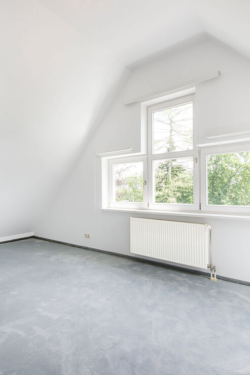 Lichtes Zimmer im Dachgeschoss