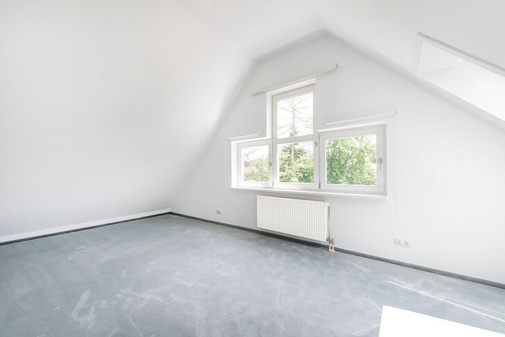 Lichtes Zimmer im Dachgeschoss