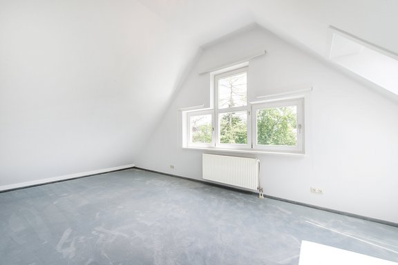 Lichtes Zimmer im Dachgeschoss