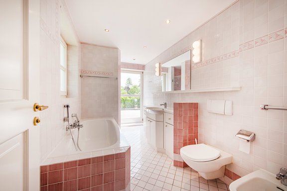 Badezimmer mit Zugang zur Dachterrasse