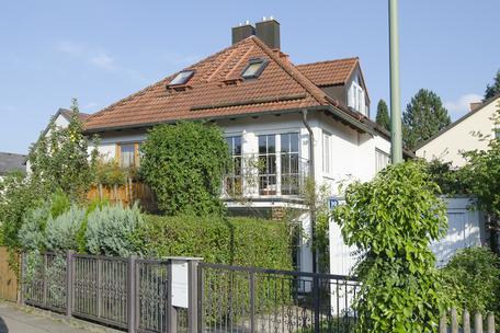 Attraktive Walmdach-Doppelhaushälfte mit herrlich eingewachsenem Garten