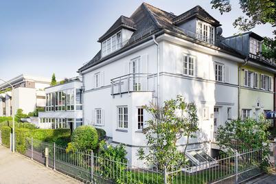 Attraktives Eckhaus im Stil der 30er-Jahre mit modernem Anbau, Büroeinheit und Südgarten